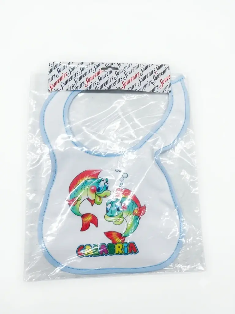 Bavetta neonato bianca bordino azzurro pesciolini arcobaleno scritta CALABRIA multicolore confezionata in busta trasparente