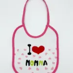 Bavetta neonato bianca con bordi fucsia, scritta I Love Nonna in nero e verde lime, cuore rosso, cuori rosa su tutta la superficie