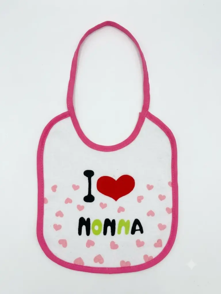 Bavetta neonato bianca con bordi fucsia, scritta I Love Nonna in nero e verde lime, cuore rosso, cuori rosa su tutta la superficie