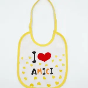 Bavetta neonato bianca con bordino giallo, scritta I Love Amici con cuore rosso e piccoli cuoricini gialli sul fondo