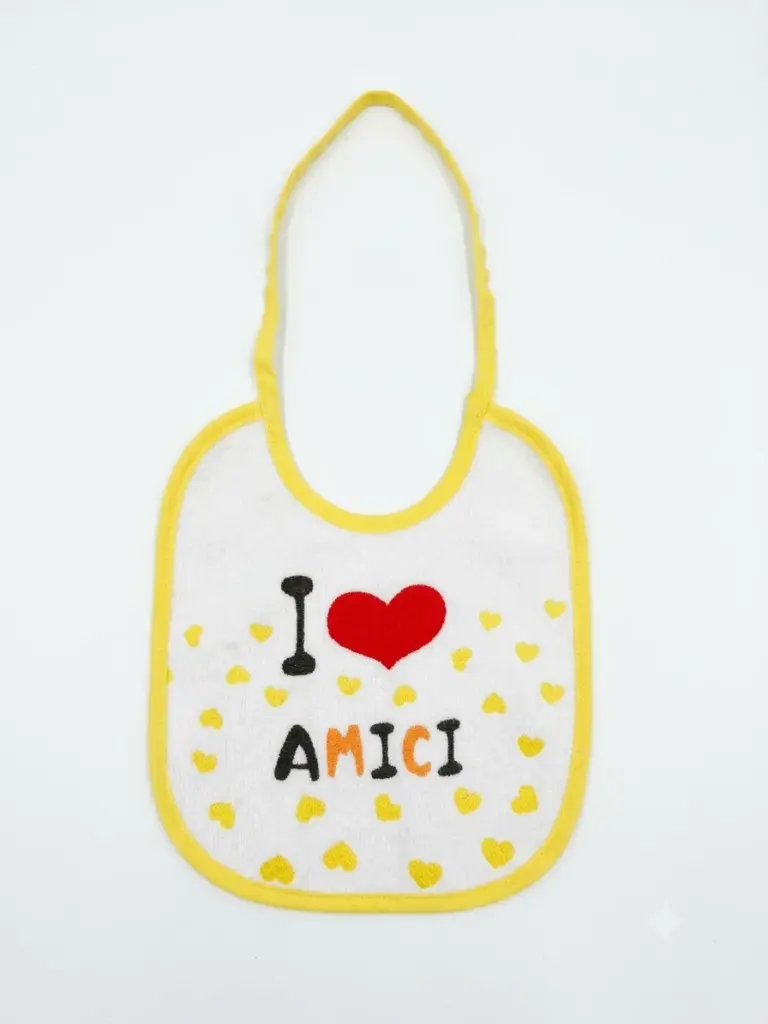 Bavetta neonato bianca con bordino giallo, scritta I Love Amici con cuore rosso e piccoli cuoricini gialli sul fondo