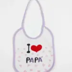 Bavetta neonato bianca con bordi lilla, scritta I Love Papà con cuore rosso e piccoli cuori rosa sparsi sulla superficie