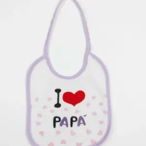 Bavetta neonato bianca con bordi lilla, scritta I Love Papà con cuore rosso e piccoli cuori rosa sparsi sulla superficie
