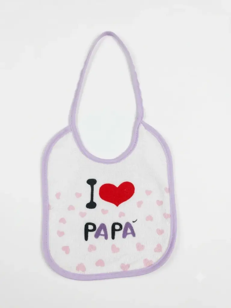 Bavetta neonato bianca con bordi lilla, scritta I Love Papà con cuore rosso e piccoli cuori rosa sparsi sulla superficie