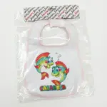 Bavetta neonato bianca con bordi rosa, due pesciolini verdi e rossi e scritta CALABRIA multicolore, confezionata in busta trasparente