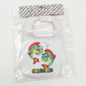 Bavetta neonato bianca con bordi rosa, due pesciolini verdi e rossi e scritta CALABRIA multicolore, confezionata in busta trasparente