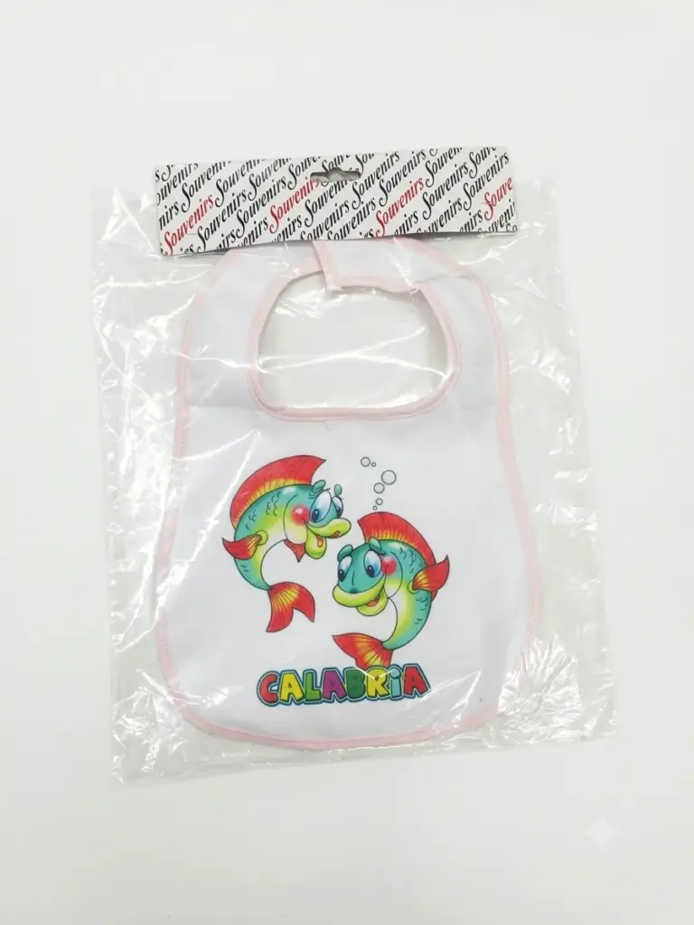 Bavetta neonato bianca con bordi rosa, due pesciolini verdi e rossi e scritta CALABRIA multicolore, confezionata in busta trasparente