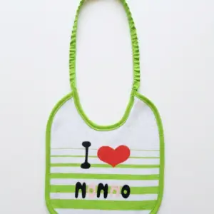 Bavetta neonato bianca con bordi verde lime, laccetto elastico arricciato e scritta I Love Nonno con cuore rosso su righe verdi e bianche.