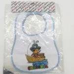 Bavetta neonato bianca bordino azzurro grafica pirata cartoon bambino al timone barca legno onde blu scritta CALABRIA multicolore