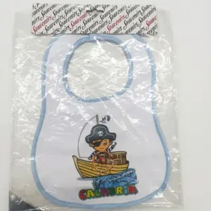 Bavetta neonato bianca bordino azzurro grafica pirata cartoon bambino al timone barca legno onde blu scritta CALABRIA multicolore