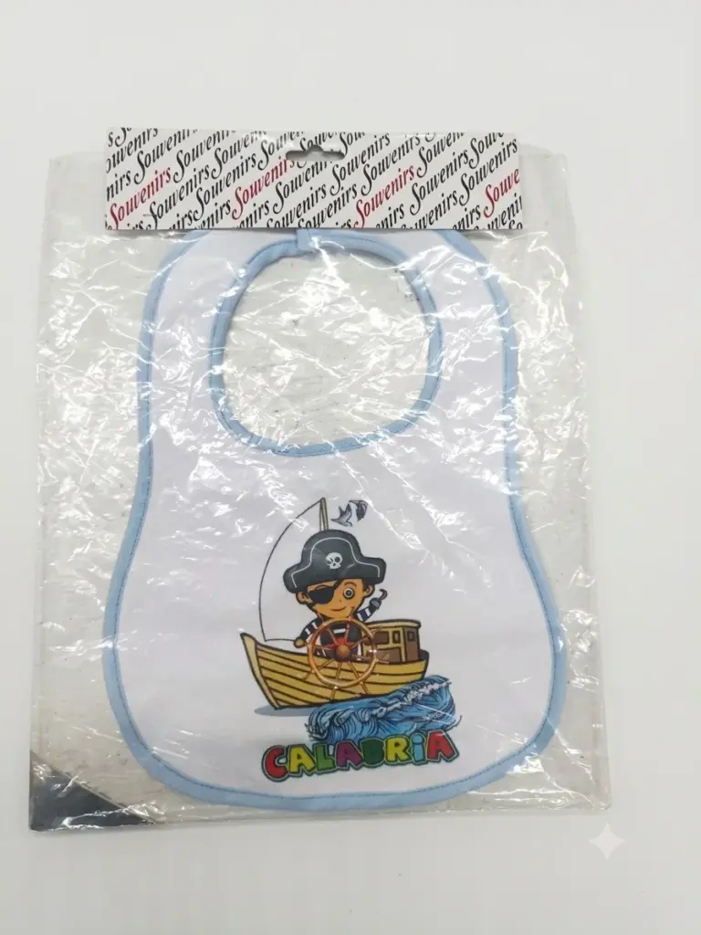 Bavetta neonato bianca bordino azzurro grafica pirata cartoon bambino al timone barca legno onde blu scritta CALABRIA multicolore