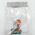 Bavetta neonato bianca con bordino rosa, piratessa bionda con bandana rossa e spada, scrigno del tesoro, timone, scritta CALABRIA multicolore