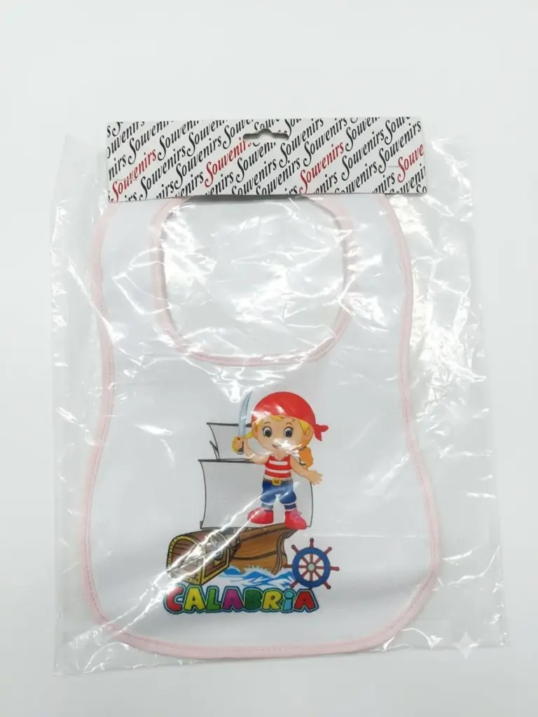 Bavetta neonato bianca con bordino rosa, piratessa bionda con bandana rossa e spada, scrigno del tesoro, timone, scritta CALABRIA multicolore