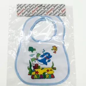 Bavetta neonato bianca con bordo azzurro: fondale marino con delfino blu, tartaruga verde, pesciolino giallo e scritta CALABRIA