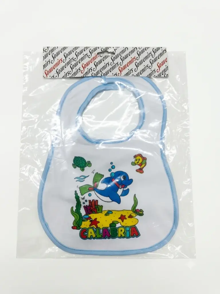 Bavetta neonato bianca con bordo azzurro: fondale marino con delfino blu, tartaruga verde, pesciolino giallo e scritta CALABRIA