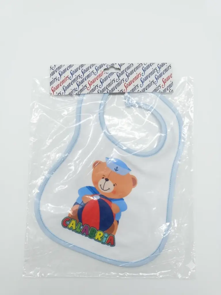 Bavetta neonato bianca con bordo azzurro, orsetto da marinaio con palla rossa e blu, scritta CALABRIA multicolore in confezione trasparente