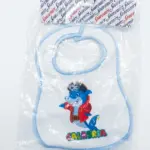 Bavetta neonato bianca bordo azzurro con squalo pirata blu e scritta Calabria multicolor, in confezione trasparente
