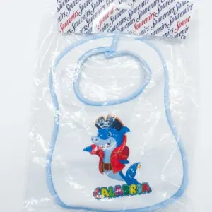 Bavetta neonato bianca bordo azzurro con squalo pirata blu e scritta Calabria multicolor, in confezione trasparente