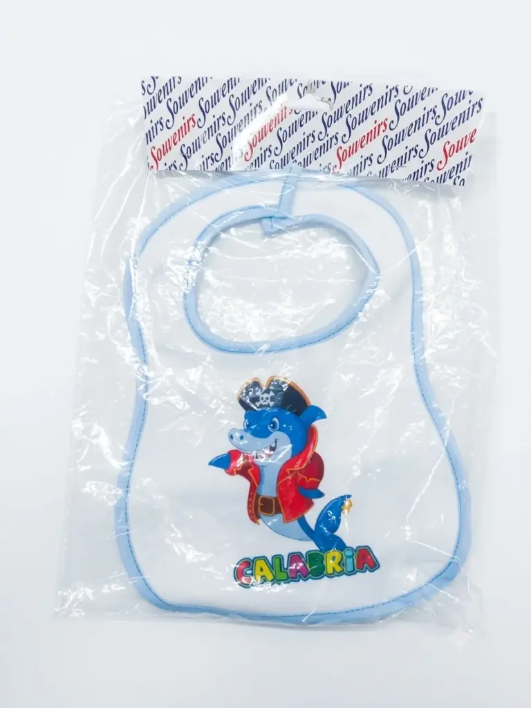 Bavetta neonato bianca bordo azzurro con squalo pirata blu e scritta Calabria multicolor, in confezione trasparente