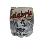 Bicchierino da shot in vetro con base ondulata, scritta rossa Calabria, borghi medievali, bovino e cuori su sfondo perlato argento e rosa