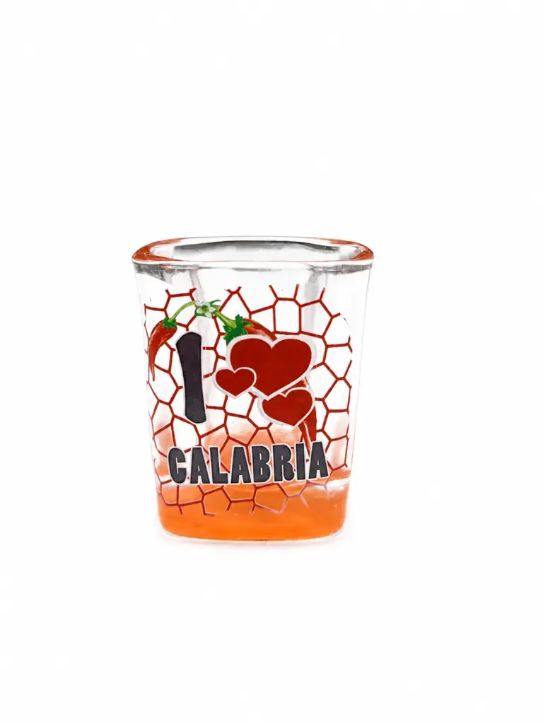 Bicchierino da liquore in vetro, base arancione, scritta I Love Calabria con cuori rossi e motivo a rete, peperoncini decorativi