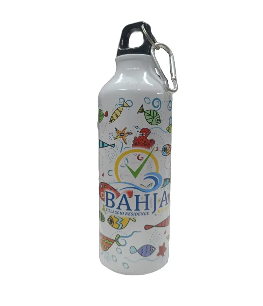 Borraccia alluminio bianco 500ml con tappo nero, moschettone argentato, grafica mare con pesci e scritta Bahja Villaggio Residence