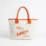 Shopper in tessuto avorio a trama fitta con manici arancioni e ricamo arancio best place in the world Calabria summer beach sul fronte