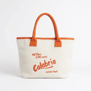 Shopper in tessuto avorio a trama fitta con manici arancioni e ricamo arancio best place in the world Calabria summer beach sul fronte