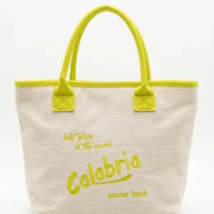 Borsa tote tessuto intrecciato beige con manici giallo lime e scritta ricamata Calabria best place in the world summer beach