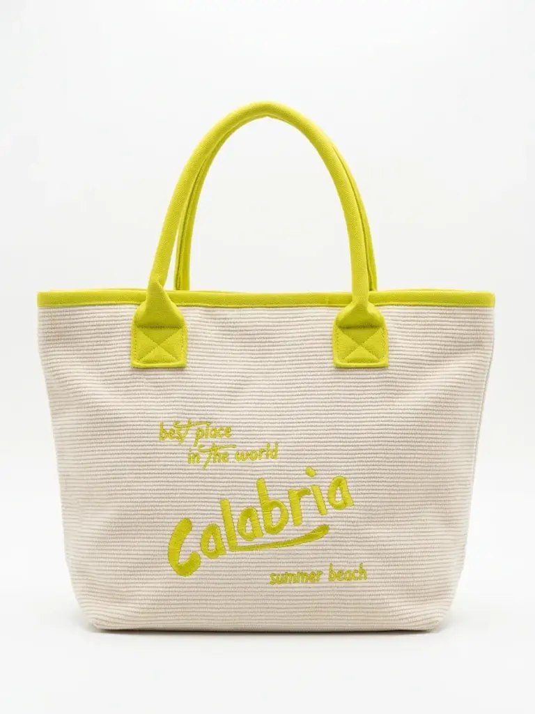 Borsa tote tessuto intrecciato beige con manici giallo lime e scritta ricamata Calabria best place in the world summer beach