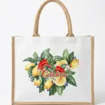 Shopper con corpo in tela bianca e manici in juta, decorata con limoni gialli, peperoncini rossi, foglie verdi e scritta Calabria in corsivo rosso