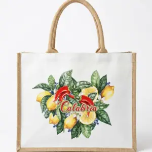 Shopper con corpo in tela bianca e manici in juta, decorata con limoni gialli, peperoncini rossi, foglie verdi e scritta Calabria in corsivo rosso