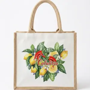 Shopper in tessuto bianco e juta naturale con stampa di limoni gialli, peperoncini rossi, foglie verdi e scritta Calabria in corsivo