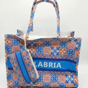 Borsa shopper in tessuto fantasia maioliche blu cobalto e arancione, scritta CALABRIA in bianco, con pochette coordinata con zip