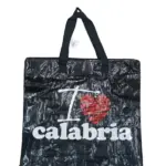 Borsa shopper nera in tessuto laminato con scritta I love calabria bianca e cuore rosso al centro, manici corti neri