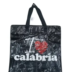 Borsa shopper nera in tessuto laminato con scritta I love calabria bianca e cuore rosso al centro, manici corti neri