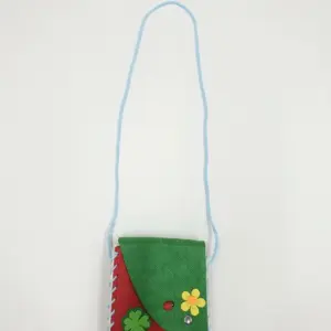Borsetta a tracolla verde smeraldo e rosso mattone in tessuto, corda azzurra, fiore giallo, coccinella rossa e quadrifoglio verde