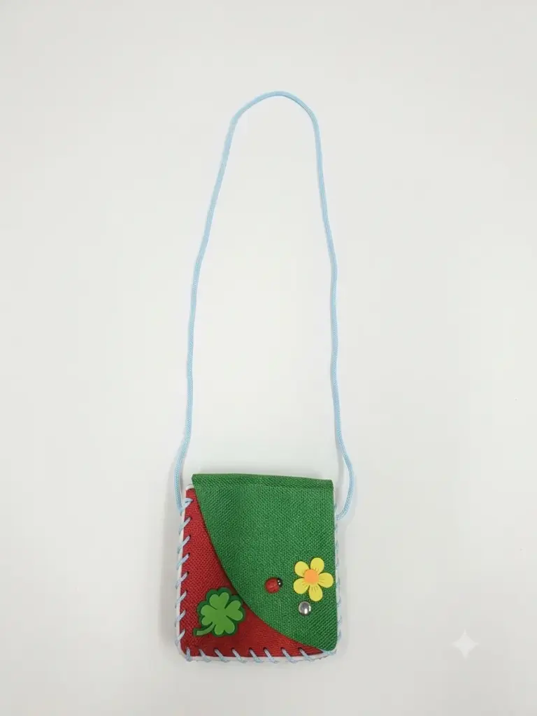 Borsetta a tracolla verde smeraldo e rosso mattone in tessuto, corda azzurra, fiore giallo, coccinella rossa e quadrifoglio verde