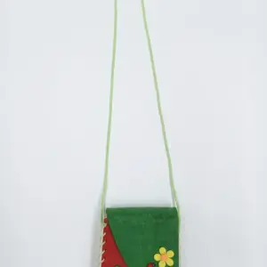 Borsetta a tracolla bicolore verde e rossa con applicazioni di fiore giallo, coccinella e quadrifoglio sul frontale, cordino verde chiaro
