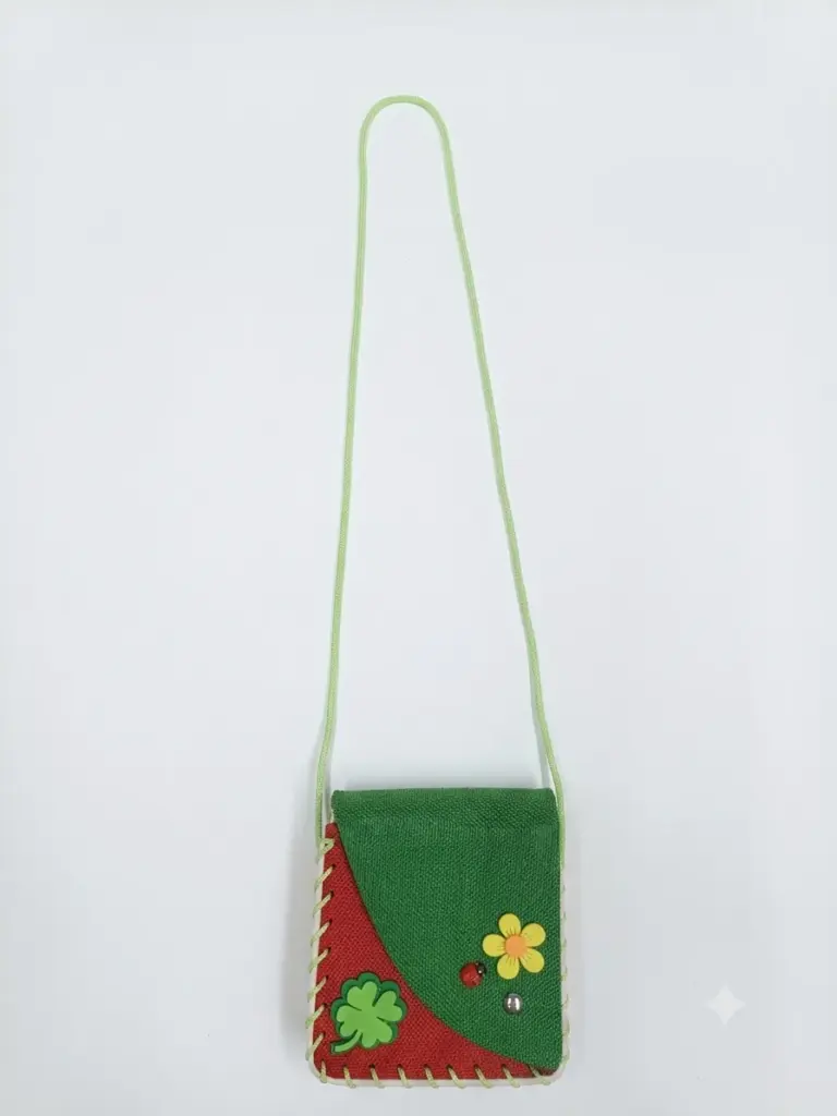 Borsetta a tracolla bicolore verde e rossa con applicazioni di fiore giallo, coccinella e quadrifoglio sul frontale, cordino verde chiaro