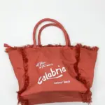 Borsa shopper in tessuto terracotta con frange laterali e scritta bianca Calabria summer beach sul fronte