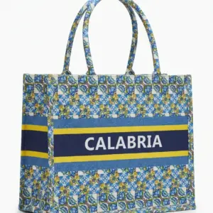 Borsa shopper in tessuto con pattern geometrico-floreale blu cobalto, azzurro e giallo e fascia navy con scritta CALABRIA in bianco