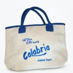 Borsa tote beige con manici e bordatura blu elettrico, scritta Calabria best place in the world summer beach al centro