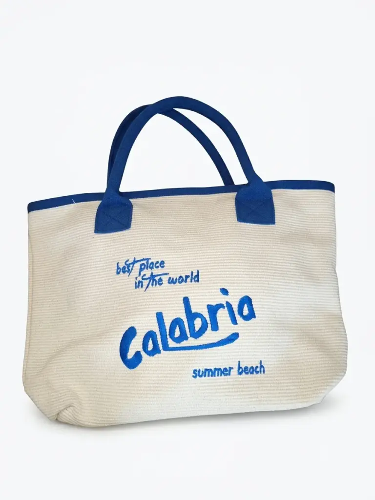 Borsa tote beige con manici e bordatura blu elettrico, scritta Calabria best place in the world summer beach al centro