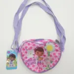 Borsa a tracolla cuore rosa a pois fucsia con stampa Dottoressa Peluche e pecorella, cerniera lilla e ciondolo margherita bianca e gialla