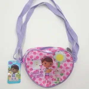 Borsa a tracolla cuore rosa a pois fucsia con stampa Dottoressa Peluche e pecorella, cerniera lilla e ciondolo margherita bianca e gialla