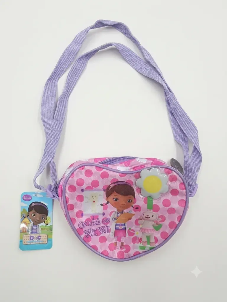 Borsa a tracolla cuore rosa a pois fucsia con stampa Dottoressa Peluche e pecorella, cerniera lilla e ciondolo margherita bianca e gialla