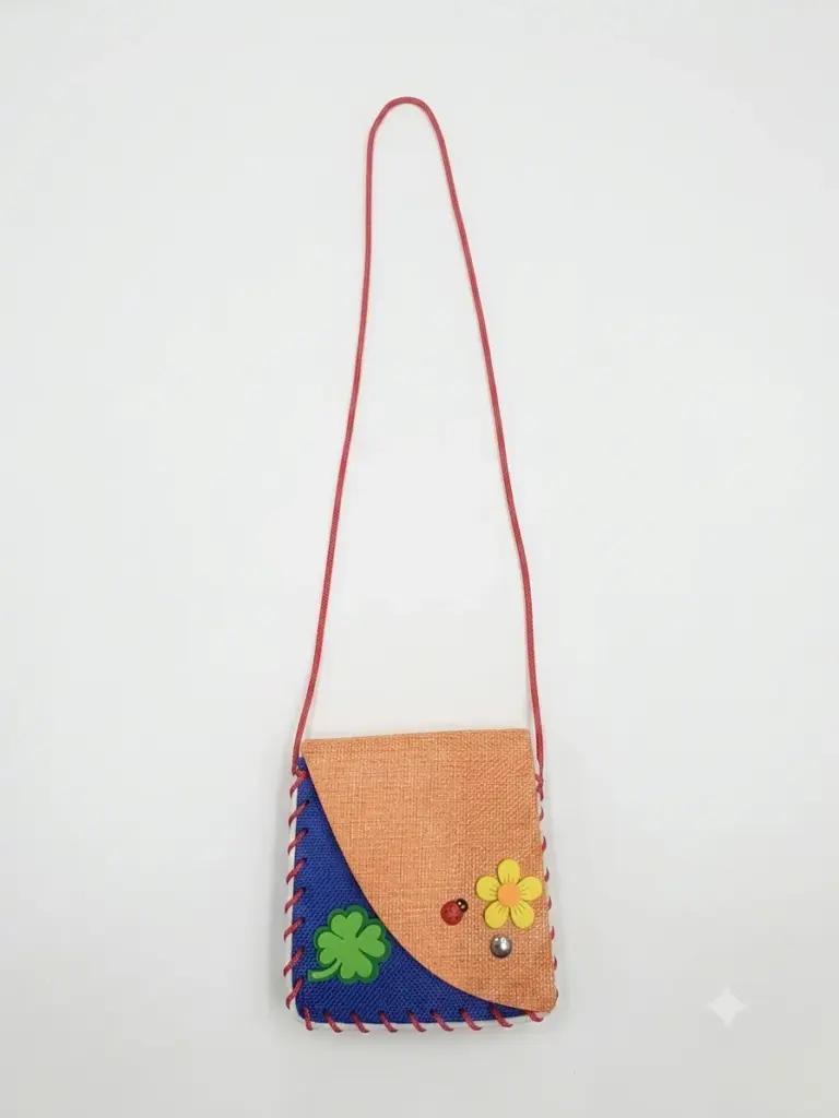 Borsetta a tracolla in tessuto beige e blu cobalto con cuciture rosse, quadrifoglio verde e fiore giallo applicati, cordino rosso