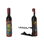 Cavatappi a forma di bottiglia, corpo nero, tappo bordeaux, etichetta mappa illustrata Calabria in rosso giallo e verde, spirale metallica visibile