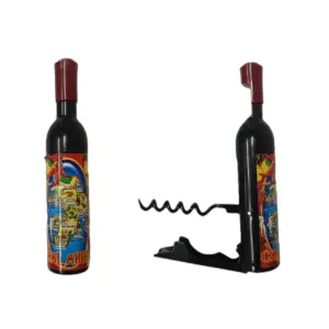 Cavatappi a forma di bottiglia, corpo nero, tappo bordeaux, etichetta mappa illustrata Calabria in rosso giallo e verde, spirale metallica visibile